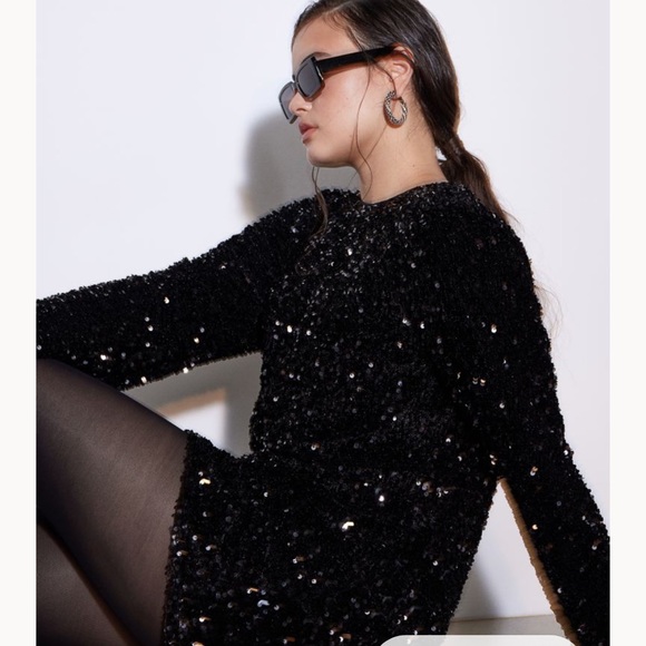 Dresses & Skirts - ✨5/$25✨ Black sequin long sleeve mini cocktail dress size S